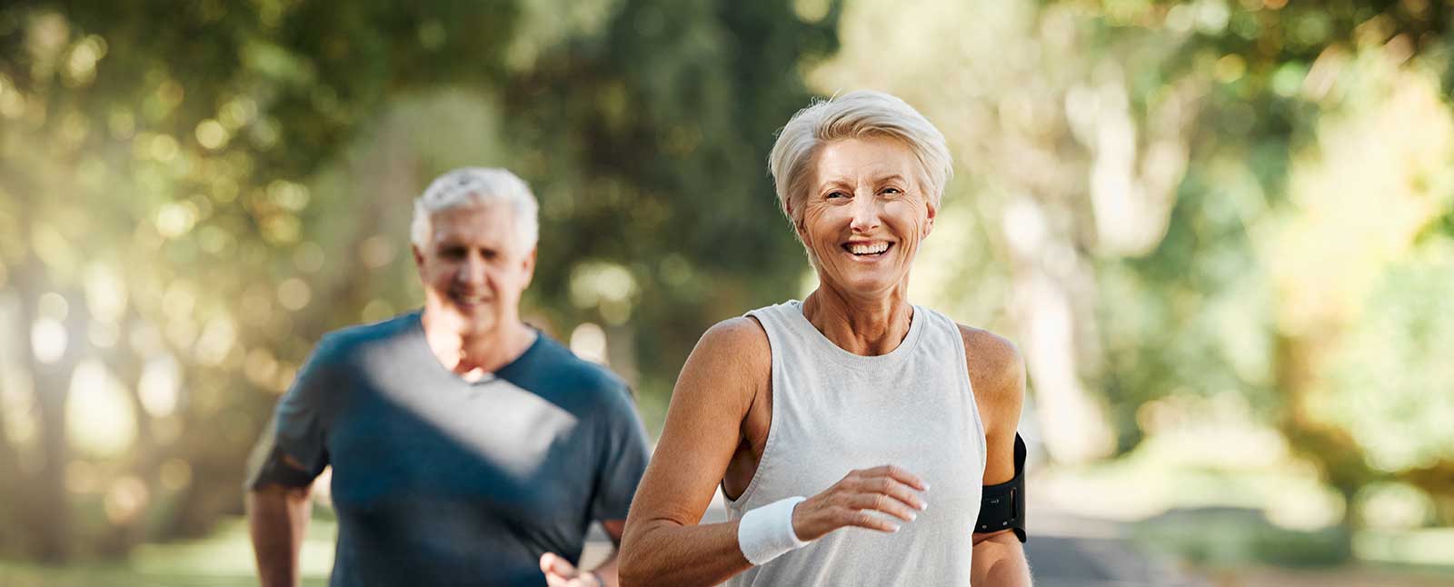 man-en-vrouw-lachen-rennen-sport-breed.jpg