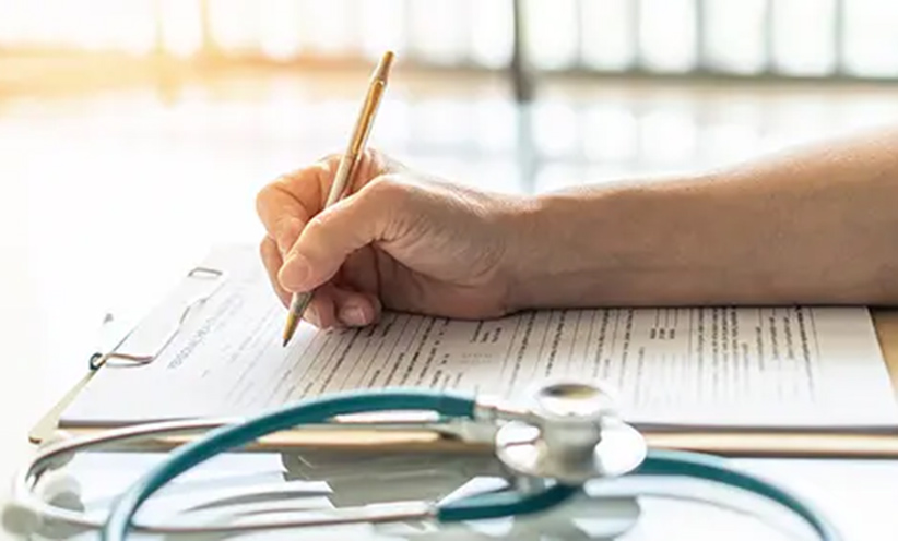 arzt-schreibt-auf-patientenkartei.jpg