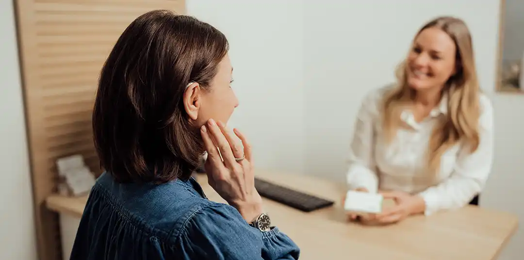 Beratung_Kundin_trägt_Hörgerät.webp
