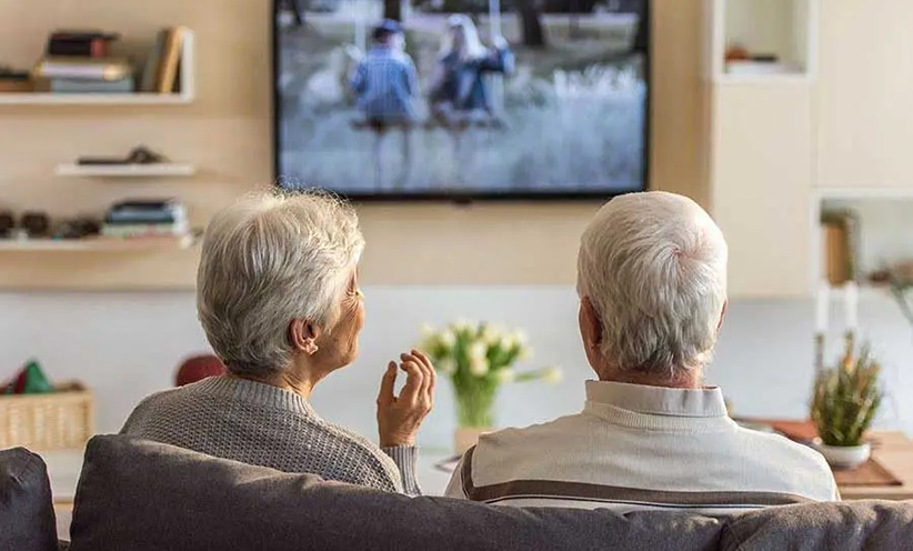 frau-und-mann-auf-couch-beim-fernsehen.jpg