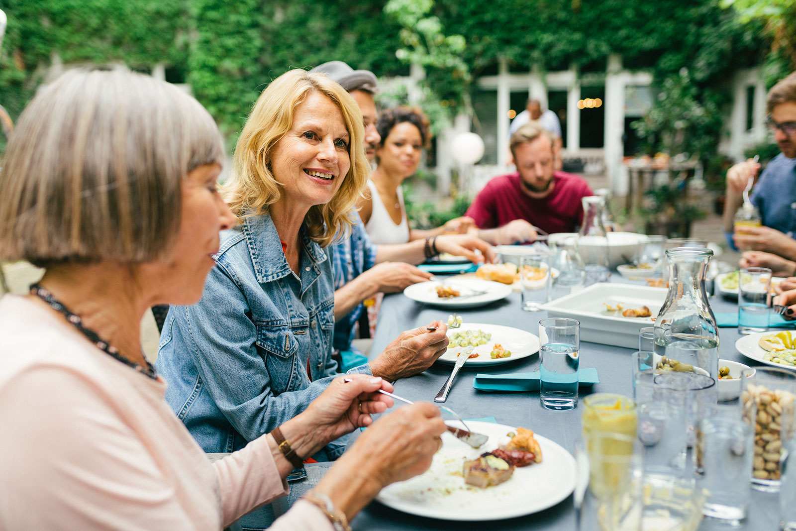 inifnio-familie-aan-tafel-buiten.jpg