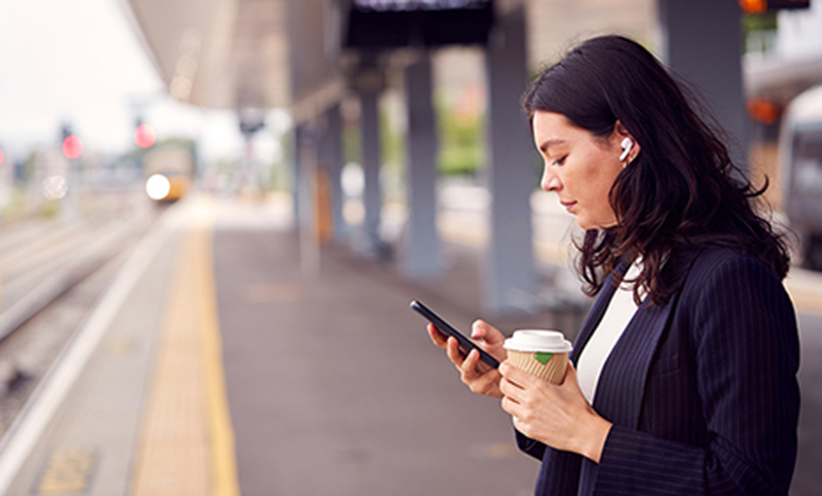 businesswoman-waiting-on-train-500.jpg