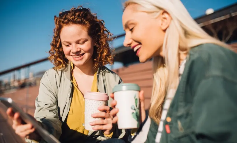 geers-hoergeraete-frauen-lachen-smartphone.webp
