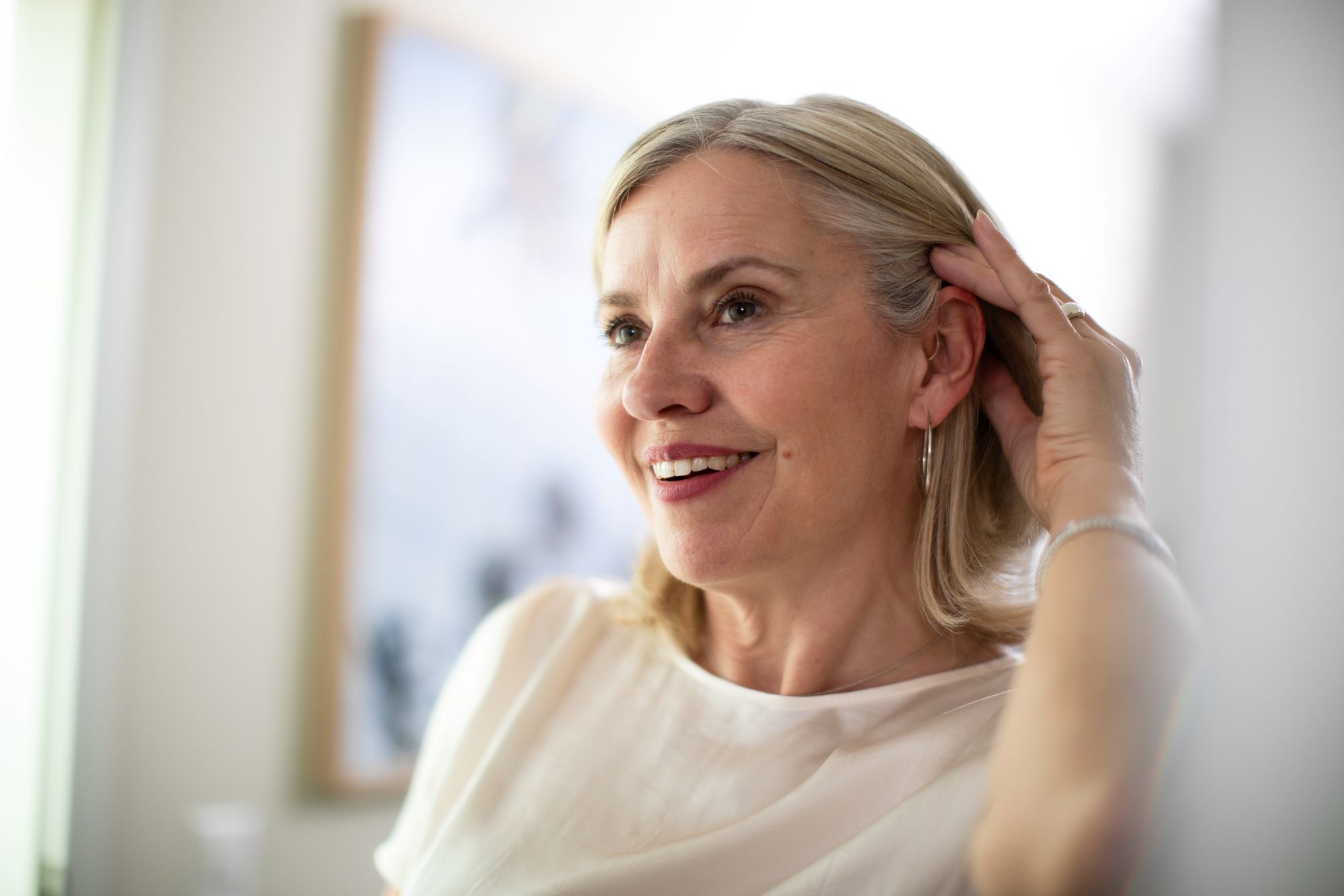 AN_BrandElementsPhotography_FemaleHICustomerBeingFittedAnHearingAid_V8_EN_V1.00.jpg