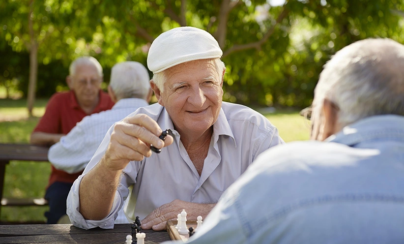 mann-spielt-schach.webp