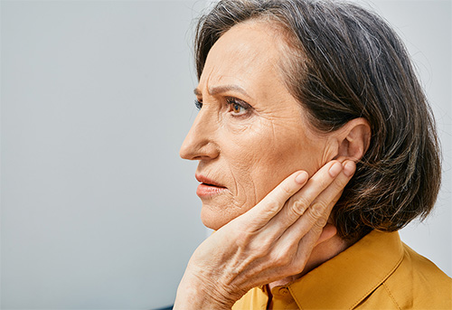 hearing-loss-mature-woman500.jpg