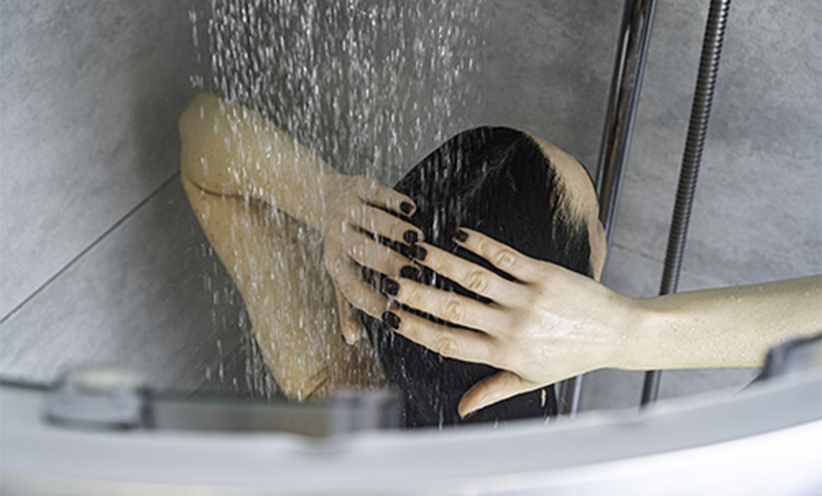 woman-showering-adult-girl-500.jpg