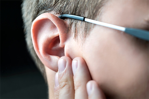 man-holding-hurting-ear-with-hand-500px.jpg