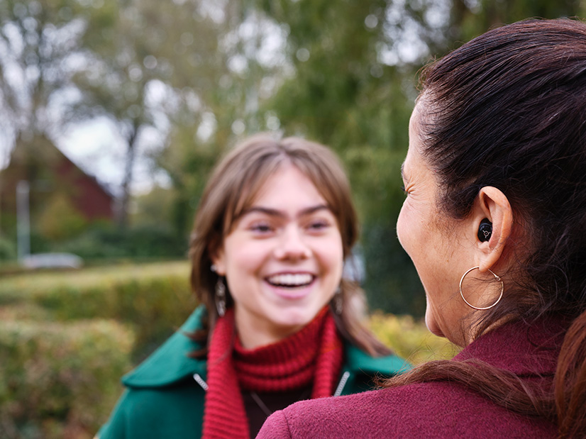 phonak-virto-hoortoestel-gesprek-buiten.jpg