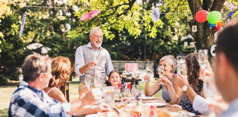 mehrere-menschen-feieren-und-tanzen-auf-einer-gartenparty.jpg