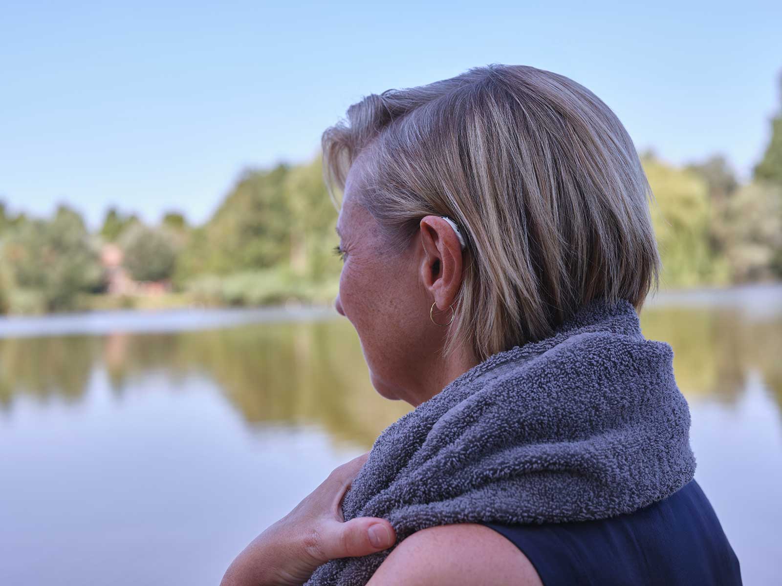 vrouw-meer-handdoek-eon.jpg