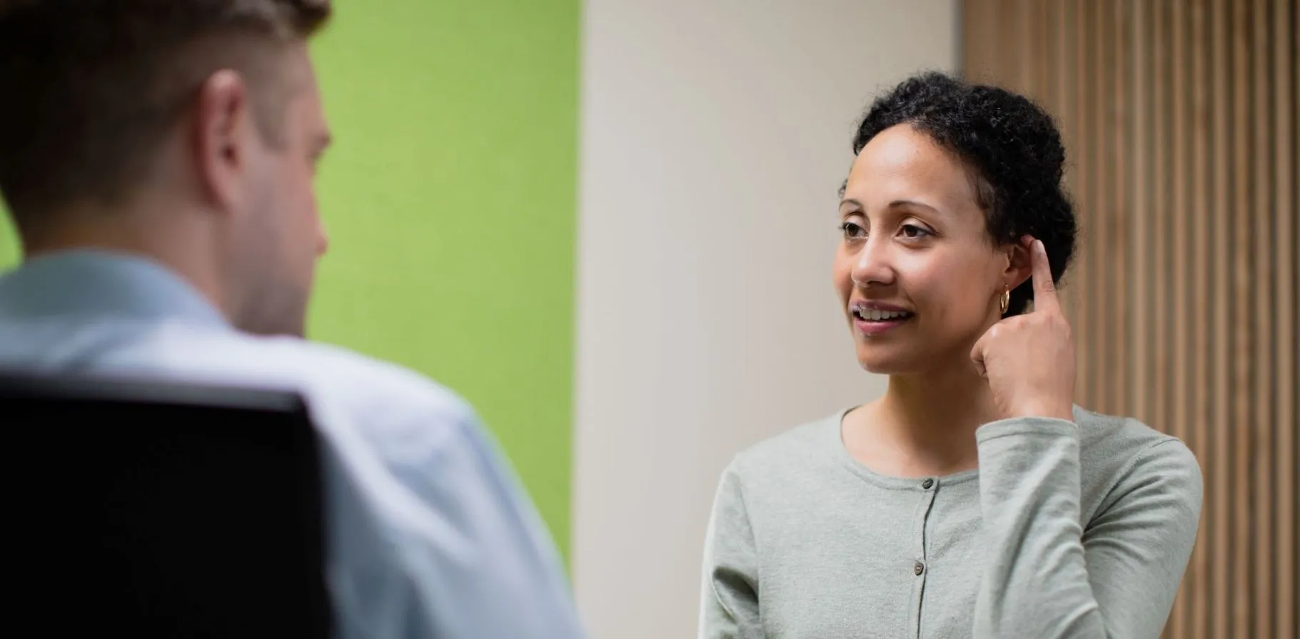 desktop banner 1821x896_AN_BrandElementsPhotography_FemaleHICustomerInteractingWithHCP_V6_EN_V1.00.jpg