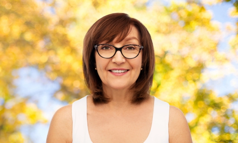 Hansaton-Hörgeräte-Testimonial-Frau-Natur.webp