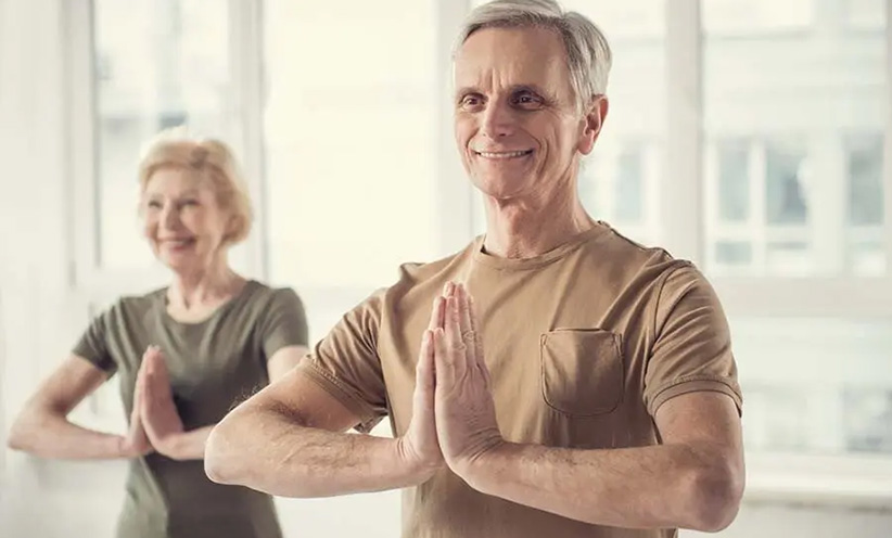 aelteres-paar-beim-yoga-fur-das-gehoer.jpg