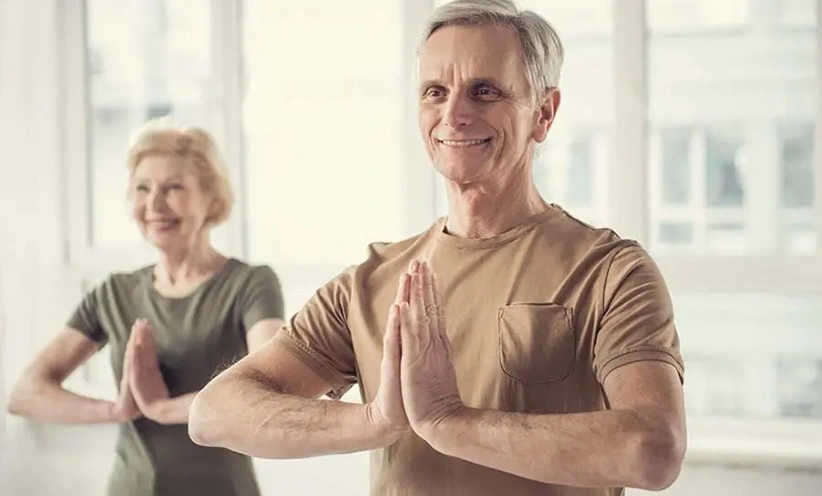 aelteres-paar-beim-yoga-fur-das-gehoer.webp