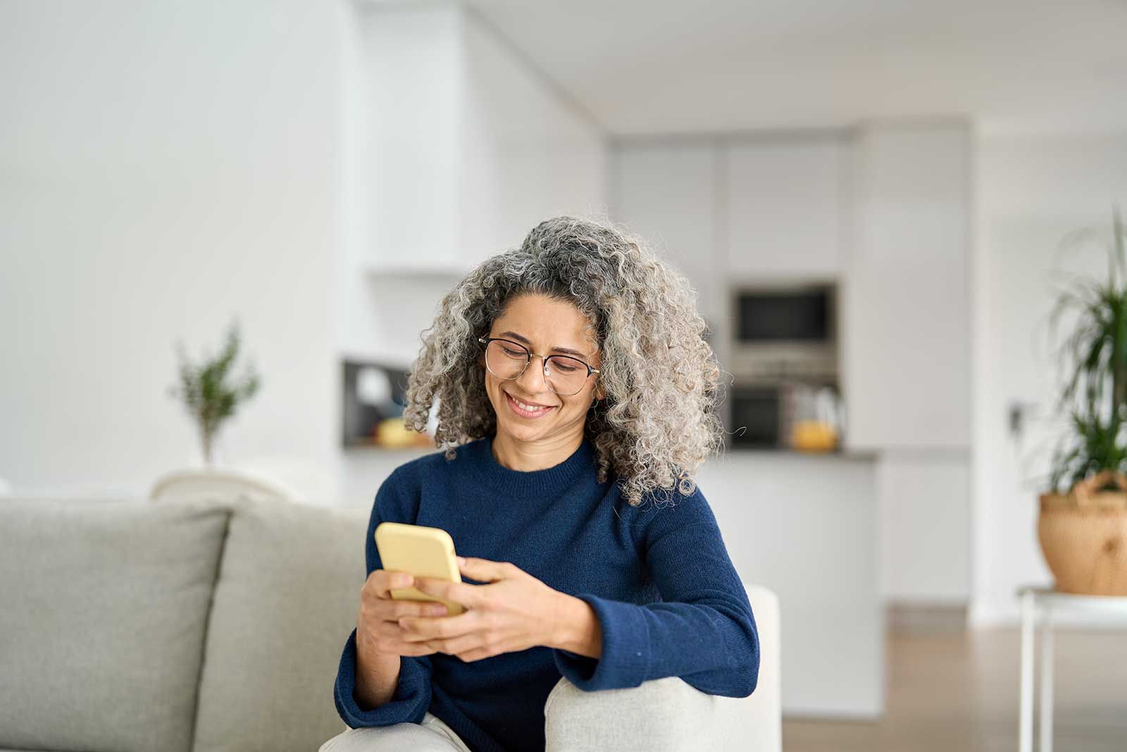 vrouw-op-de-bank-met-telefoon.jpg