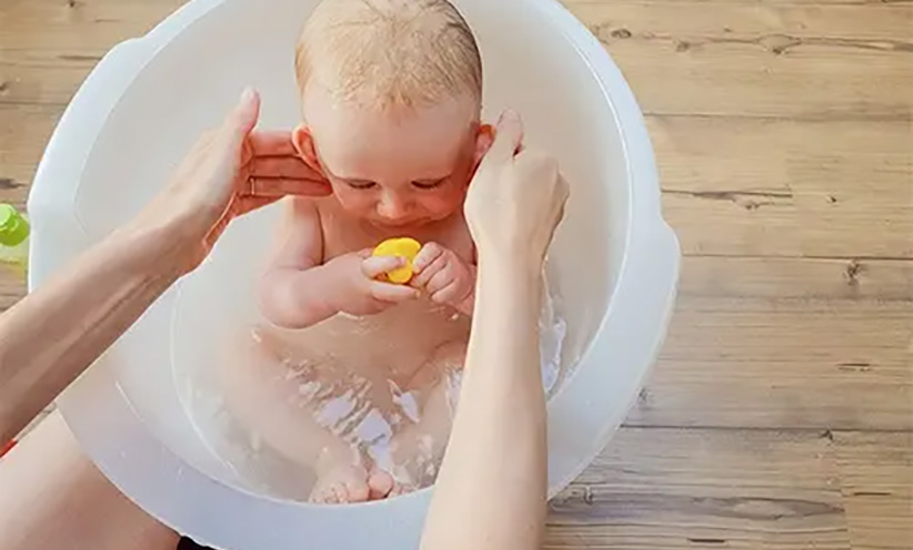 baby-wird-gebadet.jpg