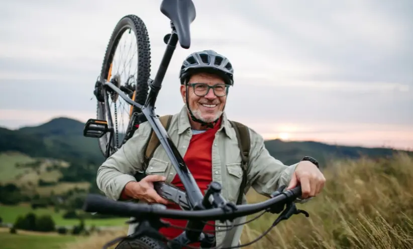 geers-hörgeräte-mann-trägt-fahrrad.webp