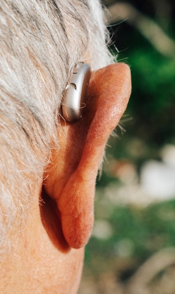 mobile banner 360x603-man-wearing-hearing aid-343706671.jpg