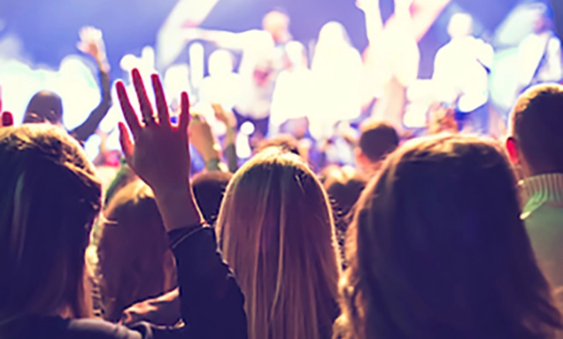 menschenmenge-auf-einem-konzert.webp