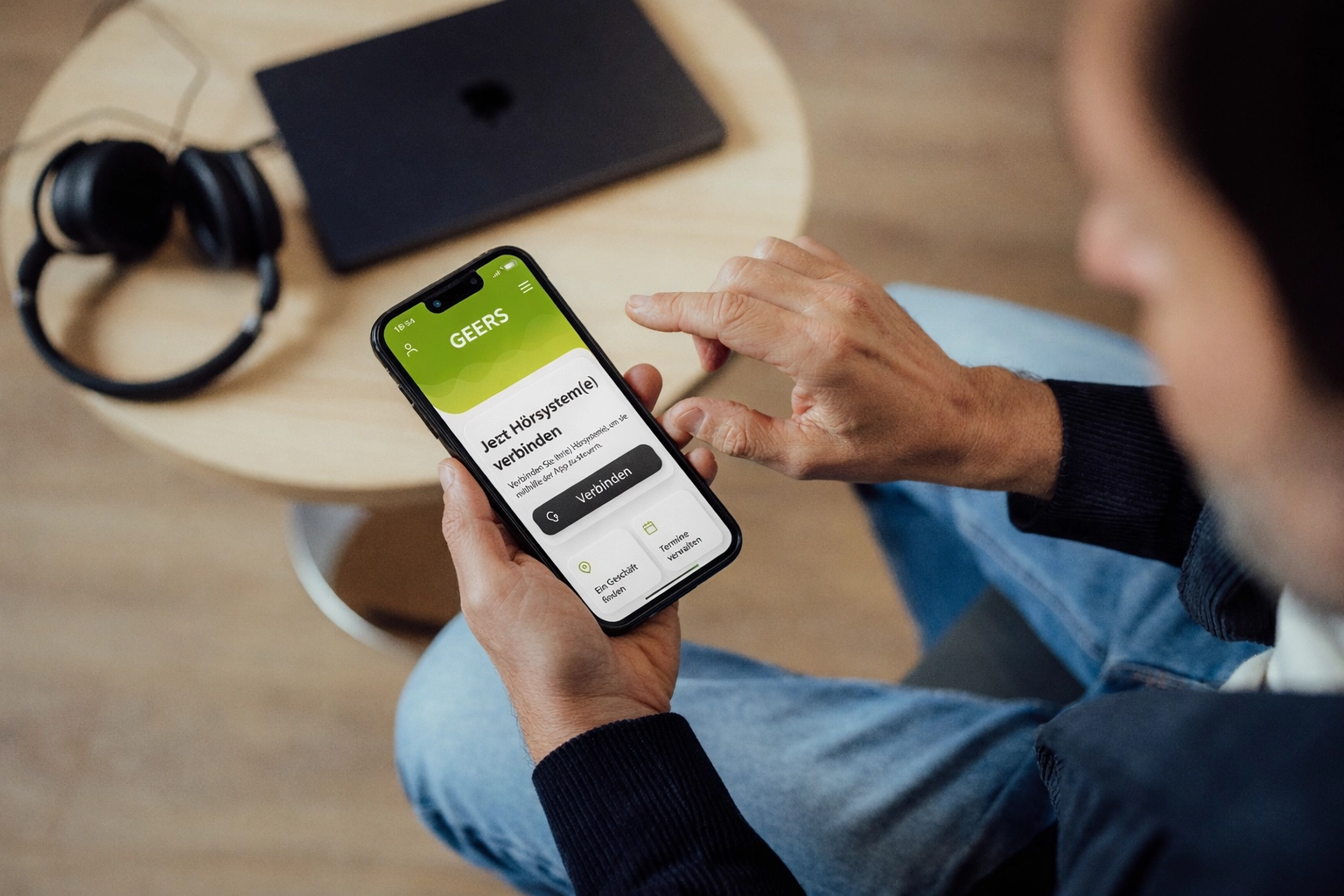 Smartphone-Nutzung mit der GEERS-App.webp