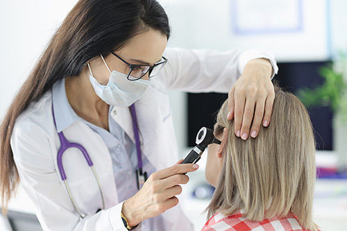 otorhinolaryngologist-examinin-500.jpg