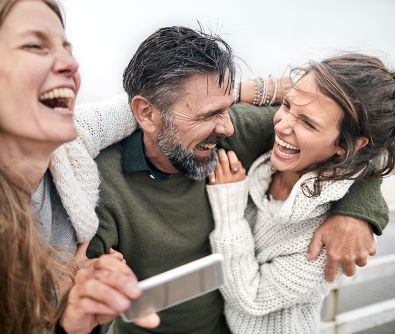 Tinnitus_Campaign-image-friends-beach_EditorialSectionDesktop.png