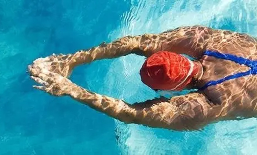schwimmerin-im-wasser.jpg