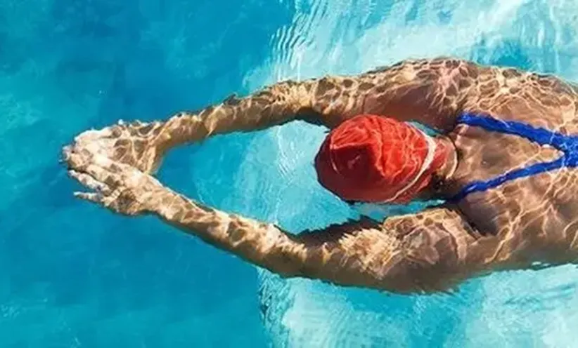 schwimmerin-im-wasser.jpg