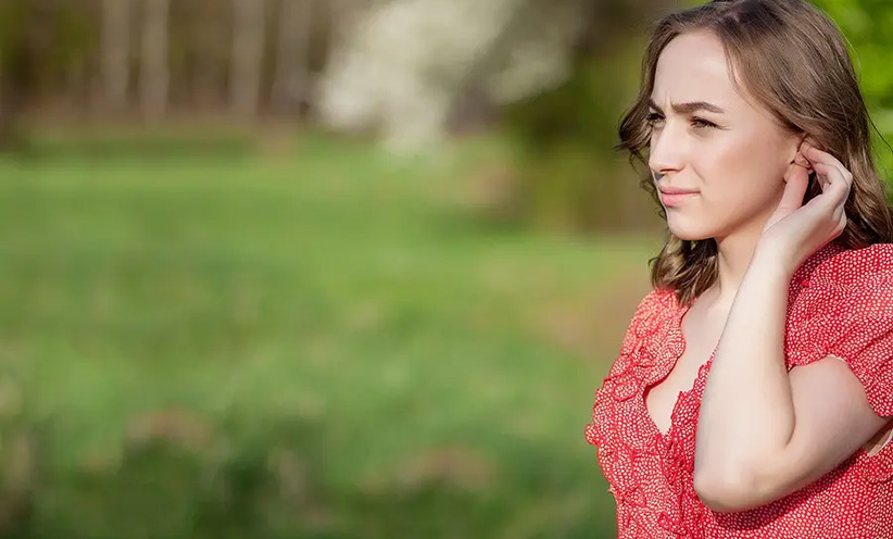 frau-mit-roter-bluse-auf-einer-wiese.jpg