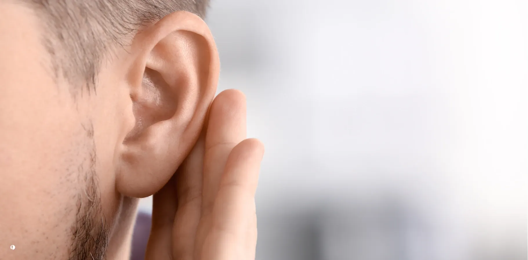 mann-haelt-sich-hand-ans-ohr-desktop
