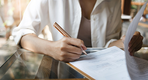 focus-at-pen-on-female-hand-si-500.jpg