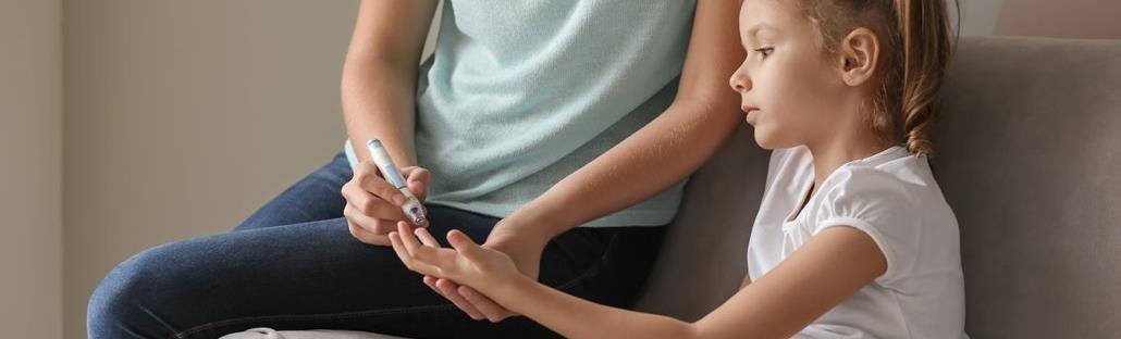 kind-met-type-1-diabetes-neemt-bloedsuikerwaarden-af-1030 (1).jpg
