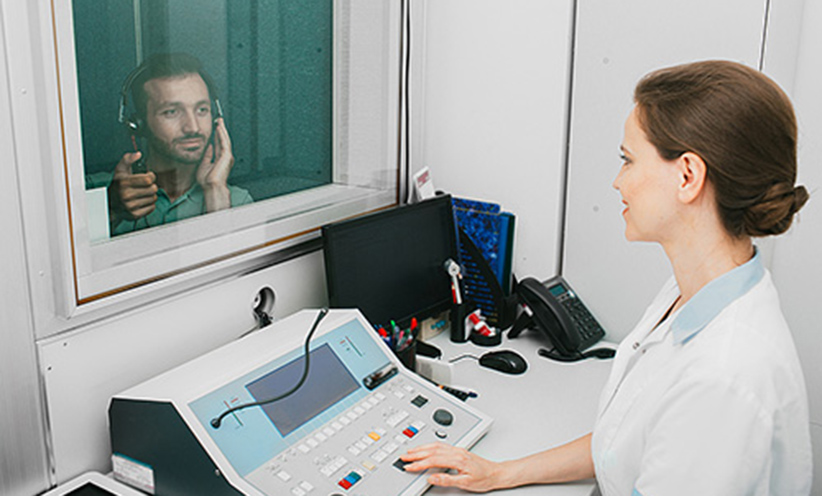 audiologist-woman-examing_500.jpg