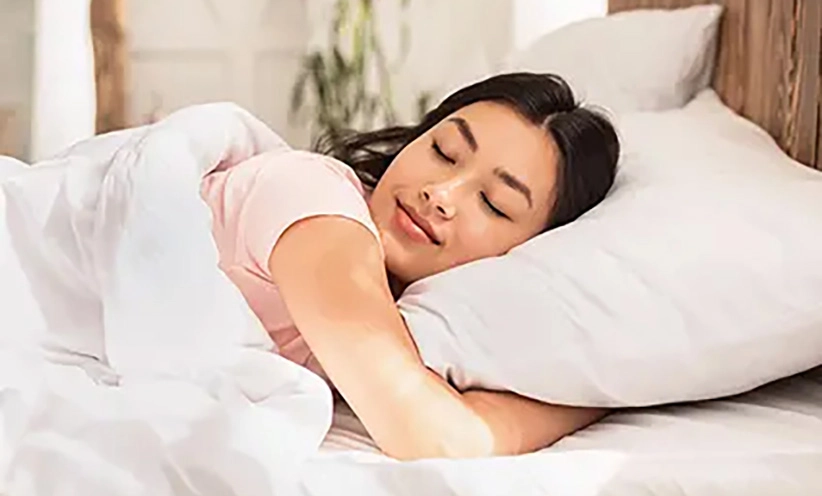 asiatische-frau-beim-schlafen.webp