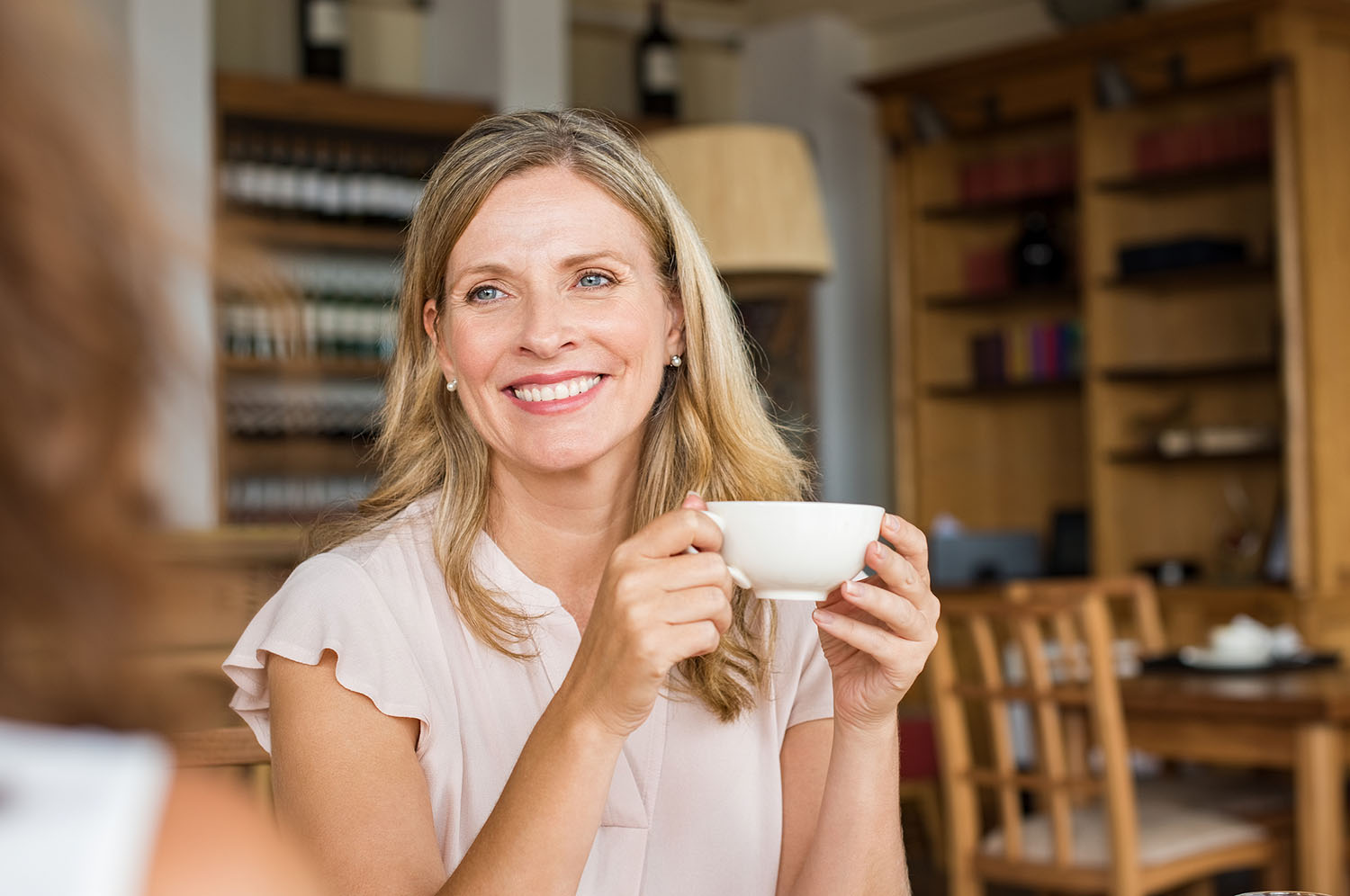 kvinde_drikker_kaffe.jpg