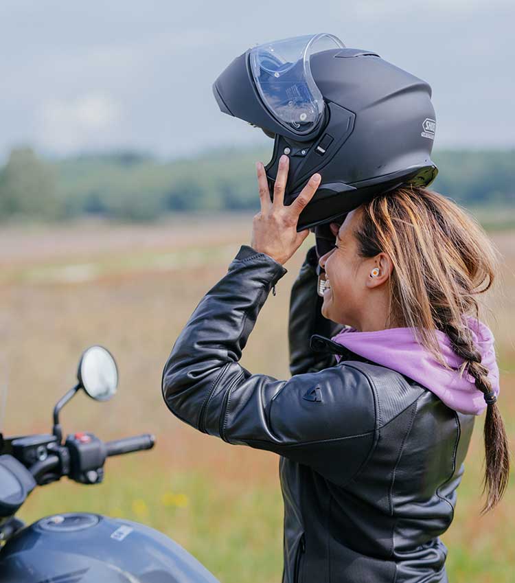 Ramona-zet-helm-op.jpg