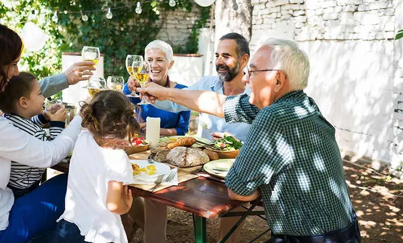 familie-feiert-im-garten.jpg