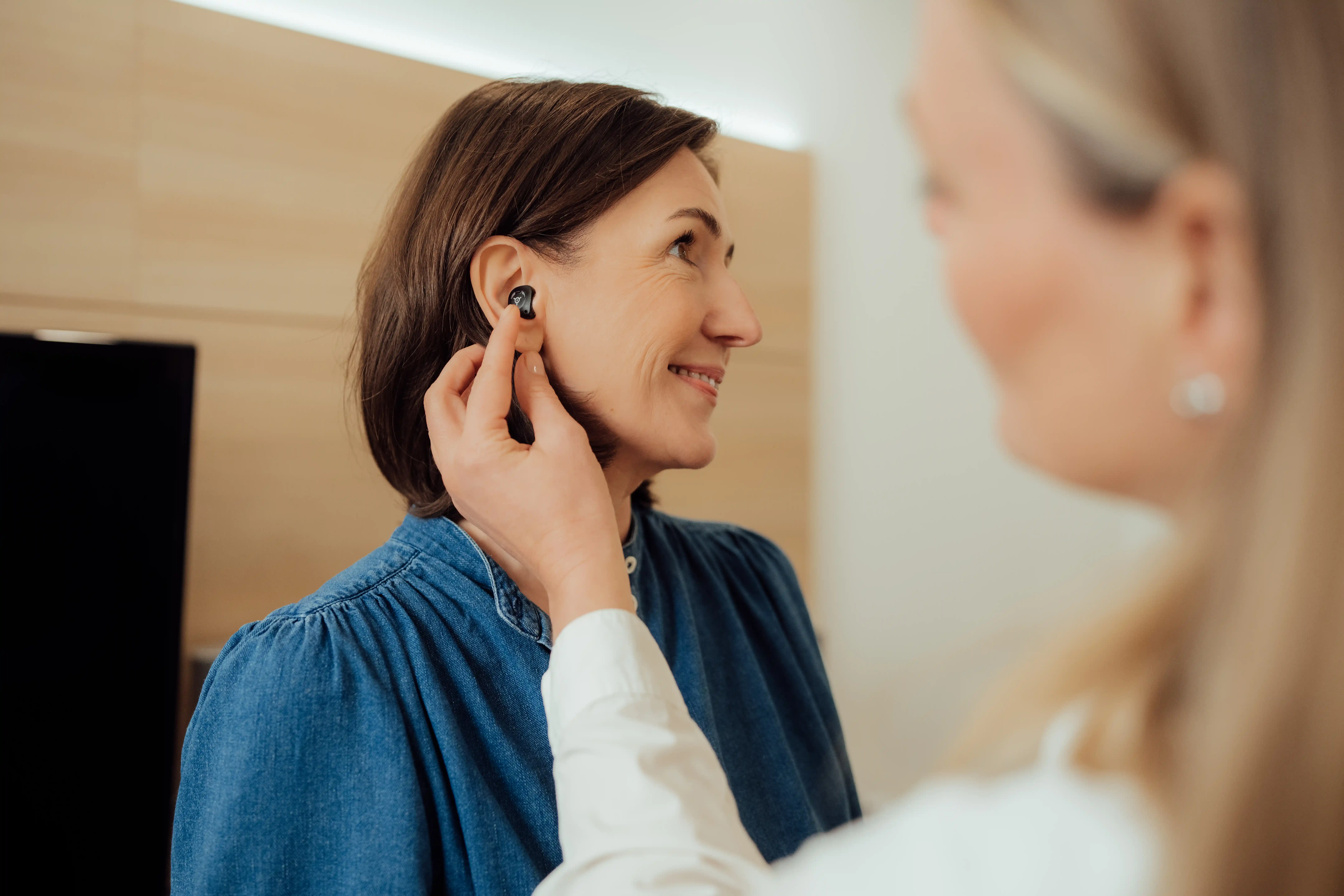 Geers-Hörgeräte-Phonak-Virto-R-Infinio-Anpassung-Akustikerin.webp