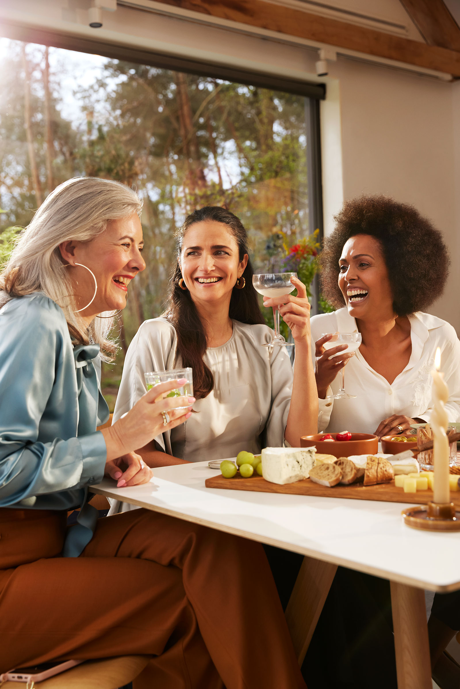 Vrouwen aan een tafel aan het borrelen
