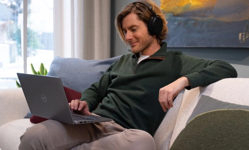 junger-mann-macht-onlinehoertest.webp