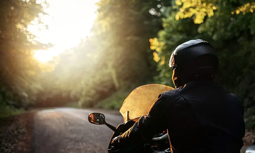 motorradfahrer-am-waldrand.jpg