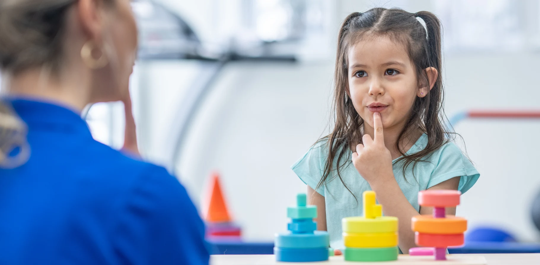 kind-sitzt-bei-logopaedin.webp