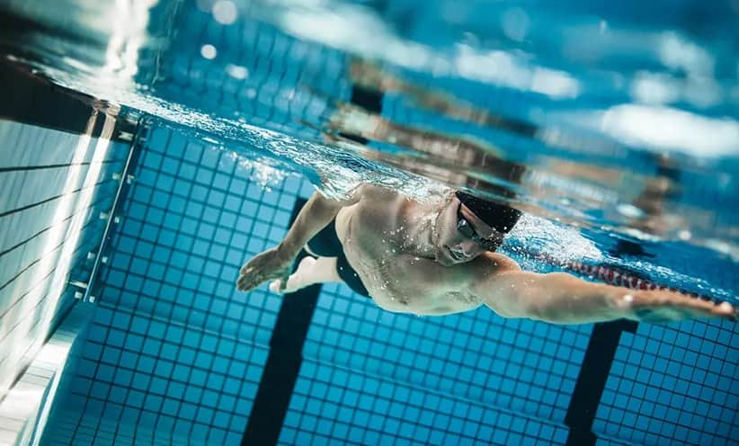 mann-beim-schwimmen.jpg