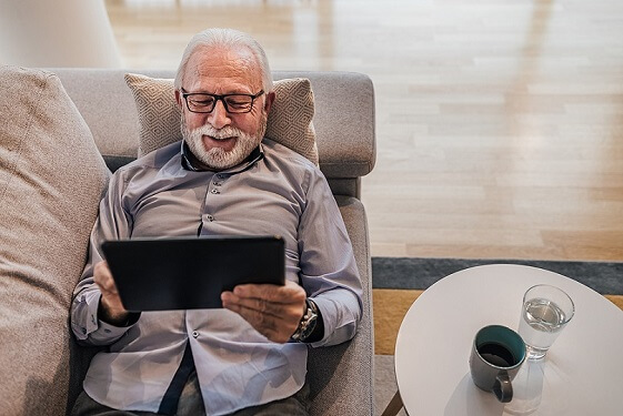 man-lying-on-sofa-with-ipad-mobile-banner.jpg