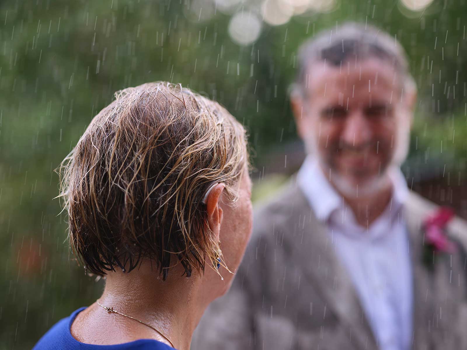 vrouw-van-achter-in-de-regen-eon.jpg