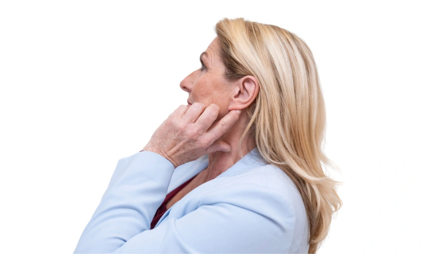 frau-haelt-sich-linken-zeigefinger-ans-ohr.webp