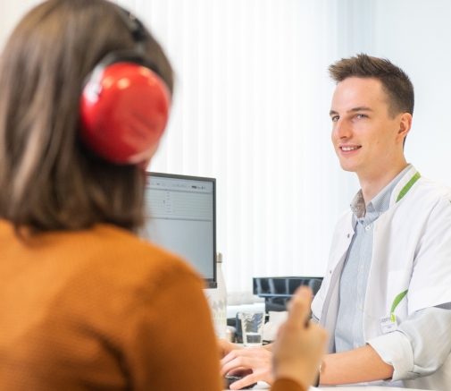 woman-hearing-test-regalez.jpg