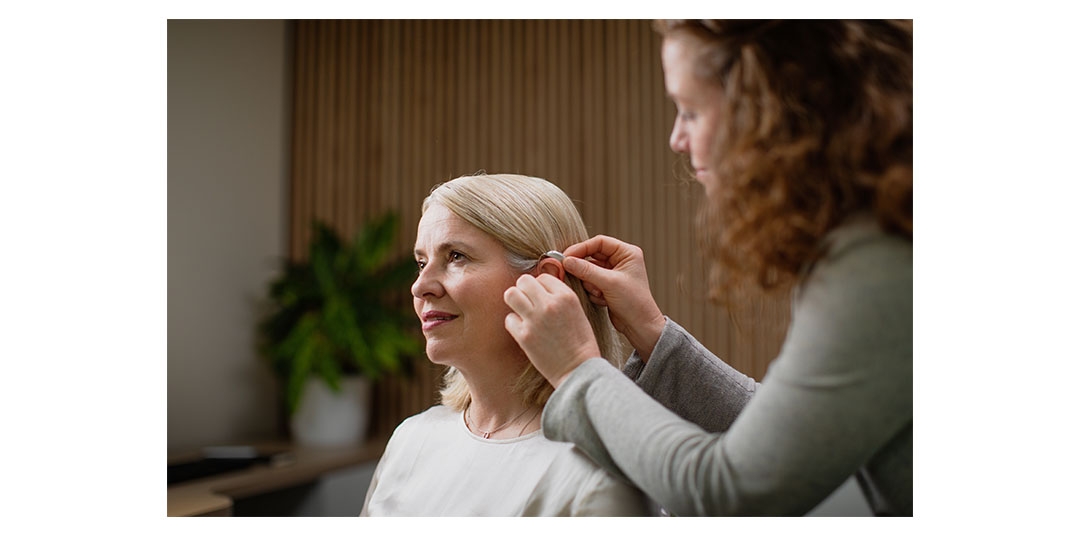 an_brandelementsphotography_femalehicustomerbeingfittedanhearingaid_v2_en.jpg
