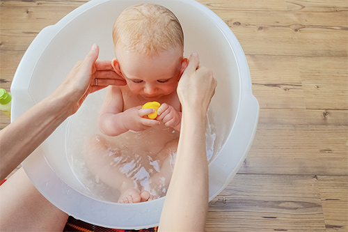 mom-bathing-baby-in-tub-500.jpg